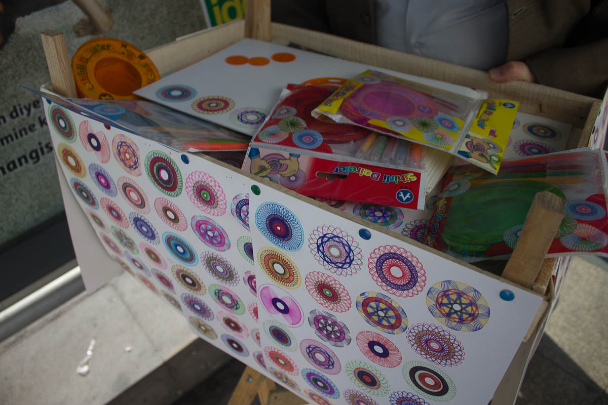 Eit av dei vanlegaste salsobjekta i Isanbul: for fem lire kan du kjøe eit teiknesett med ein del fancy linjalar.